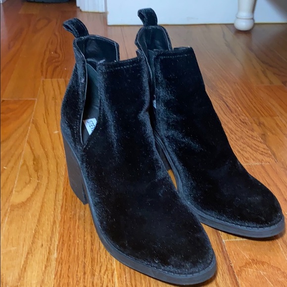 Steve Madden Sharini Black Velvet Bootie - Picture 1 of 1